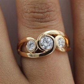 Flavia | Vintage gold-plated spiral zirconia ring