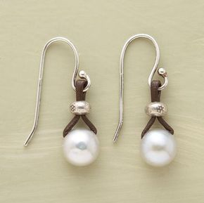 Thalía | Vintage leather earrings with pearl