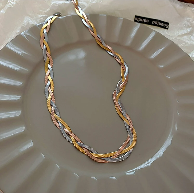 Nicolasa | Elegant gold and silver necklace.