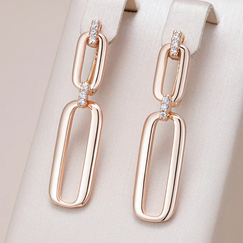 Silvia | Hollow gold dangling earrings.