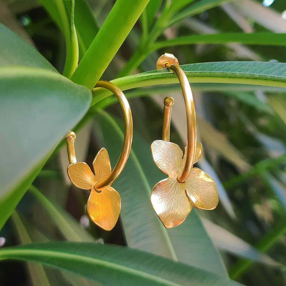 Leila | Golden flower earrings in vintage tire