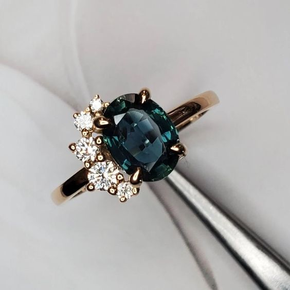 Alma | Vintage ring with blue crystal and zirconia