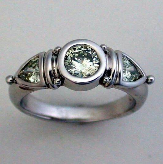 Rocío | Ring with green crystal in vintage silver