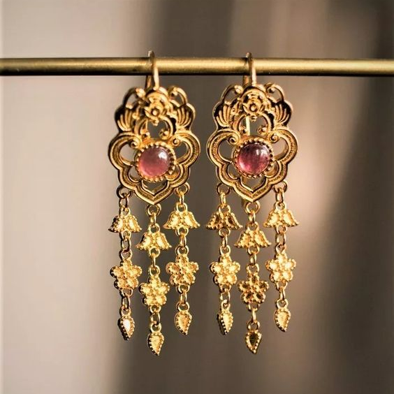 Helga | Vintage earrings with gold pendant and red stone