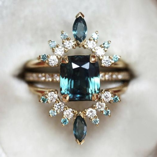 Paty | Vintage ring with bright blue crystals