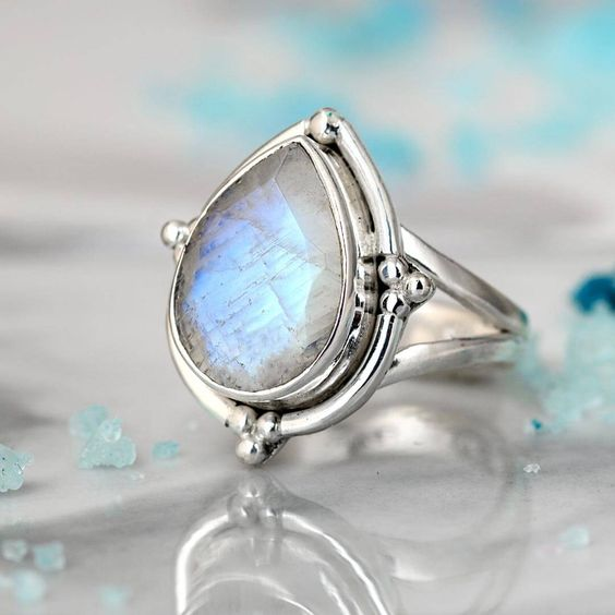 María José | Vintage teardrop white opal ring