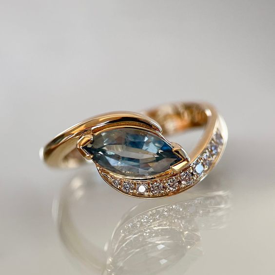 Rocío | Vintage sparkling blue crystal ring