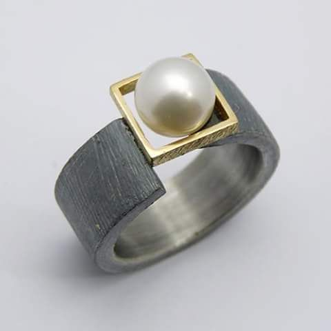 Trinidad | Dark ring with vintage pearl