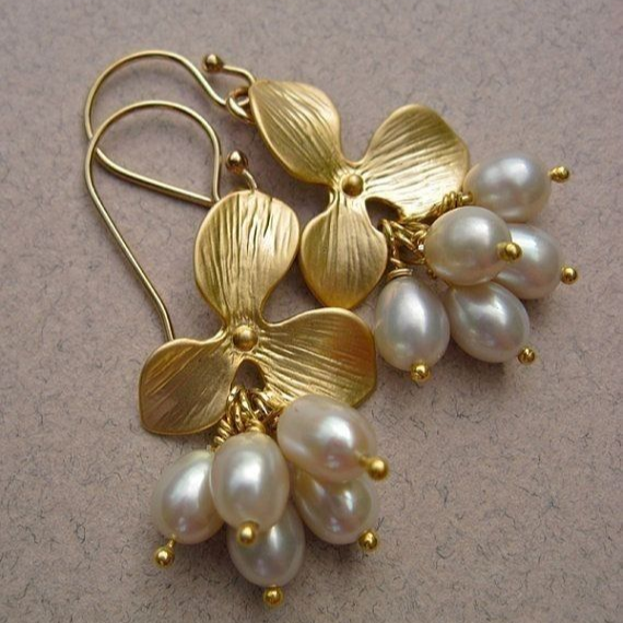 Milagros | Vintage golden pearl flower earrings