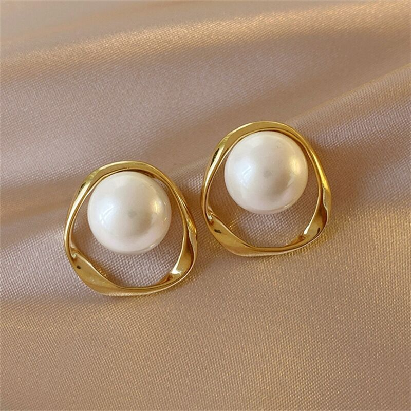 Francisca | Golden pearl earrings